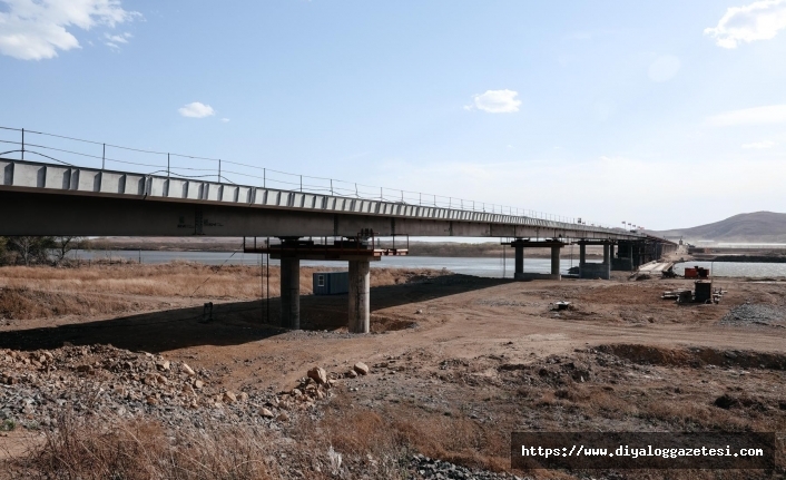 İki şeritli olarak  hizmet verecek