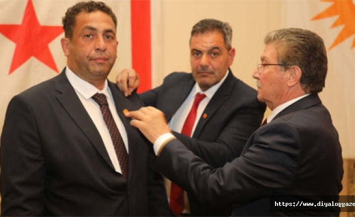 Rozetini Üstel taktı