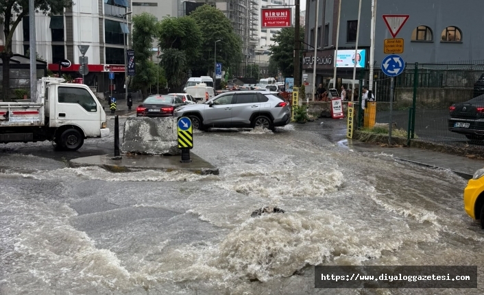 Yollar göle döndü evleri su bastı
