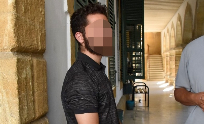 Boğazına doğru bıçak salladı