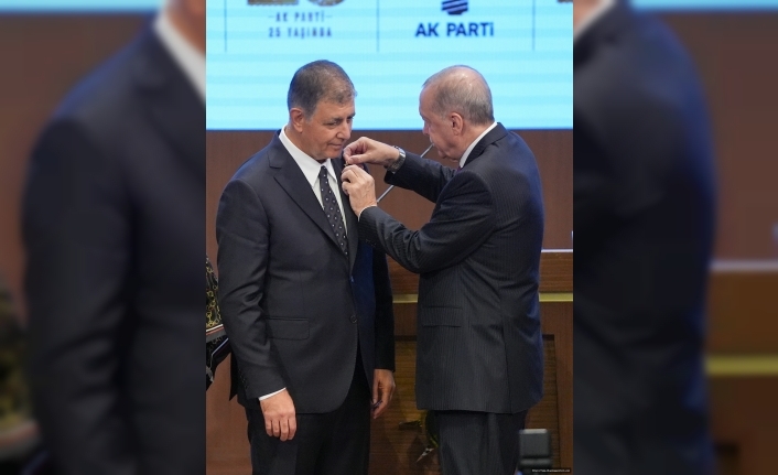 Rozetini Erdoğan taktı