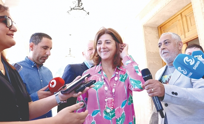 Topu liderlere attı