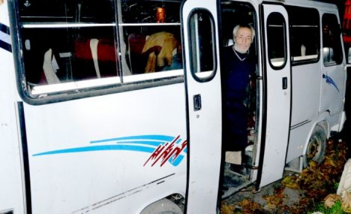 Hurda minibüste yatıyor