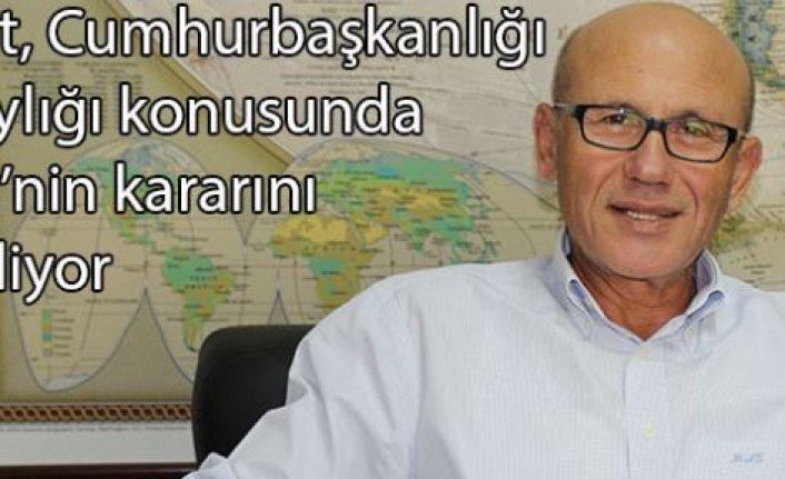 Kapıyı araladı