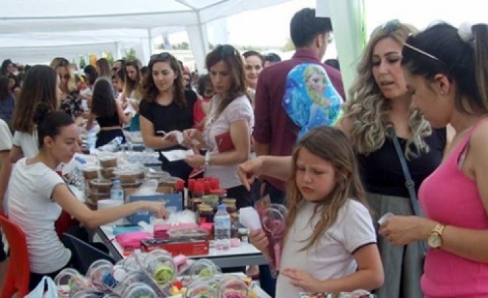 Öğrenci öğretmen el ele