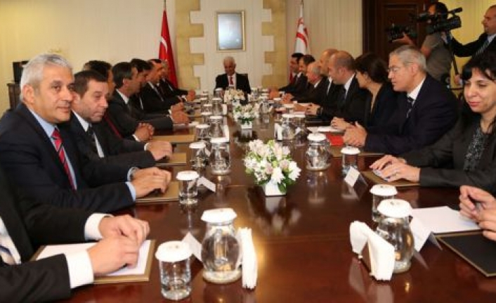 Sarayda  Kıbrıs  zirvesi